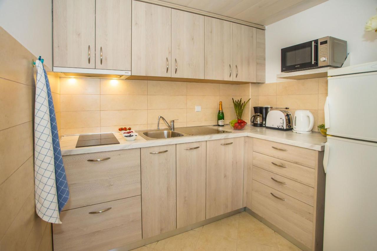 Apartment Dora Near Sea And Center With Private Garage ポレッチ エクステリア 写真