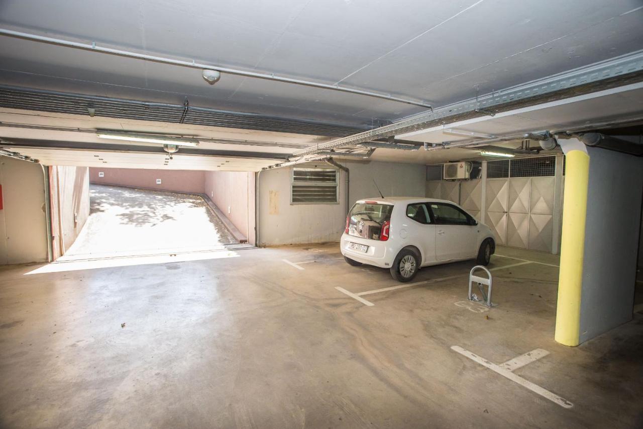 Apartment Dora Near Sea And Center With Private Garage ポレッチ エクステリア 写真