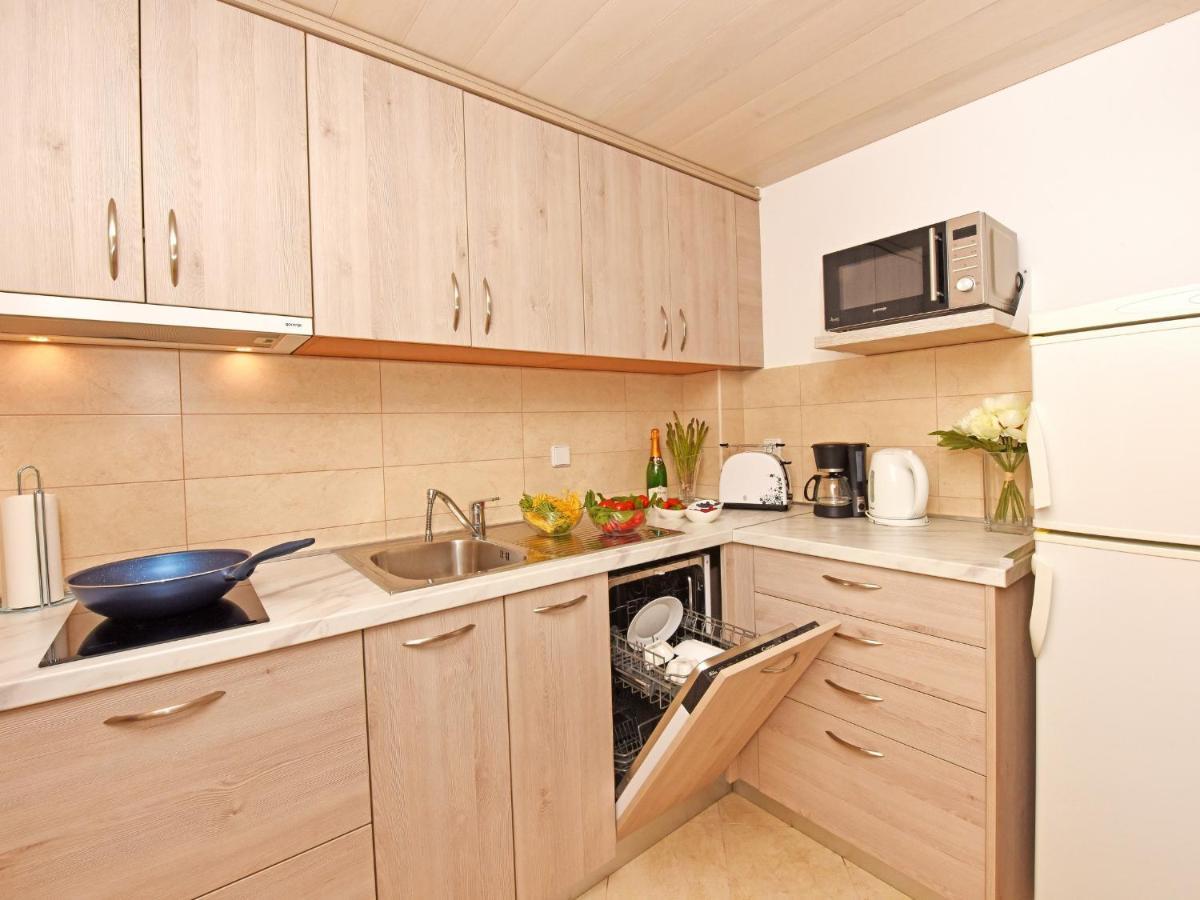 Apartment Dora Near Sea And Center With Private Garage ポレッチ エクステリア 写真